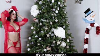 Hot MILF (RoseMonroe) Gets Her Ass Eaten On Christmas